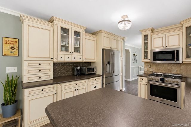 6 Lea Avenue, Manorville, NY 11949