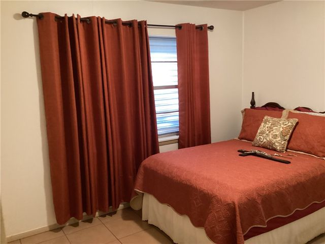 1704 Odilia St, Alice, TX 78332