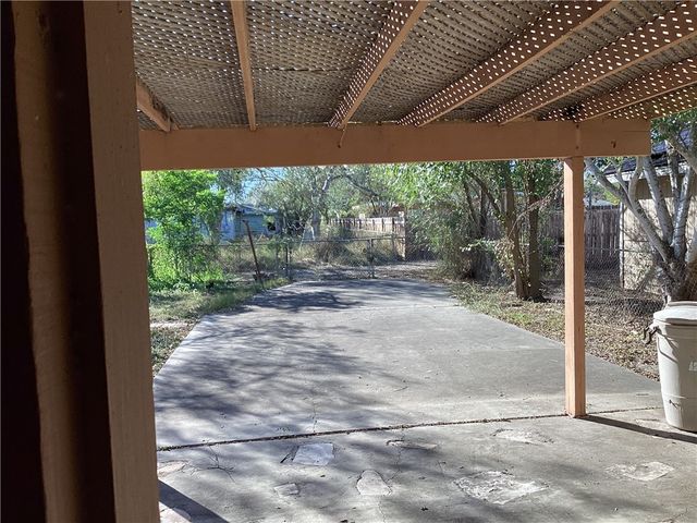 1704 Odilia St, Alice, TX 78332