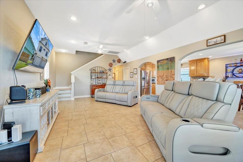 28 Dolphin Street, Bayou Vista, TX 77563