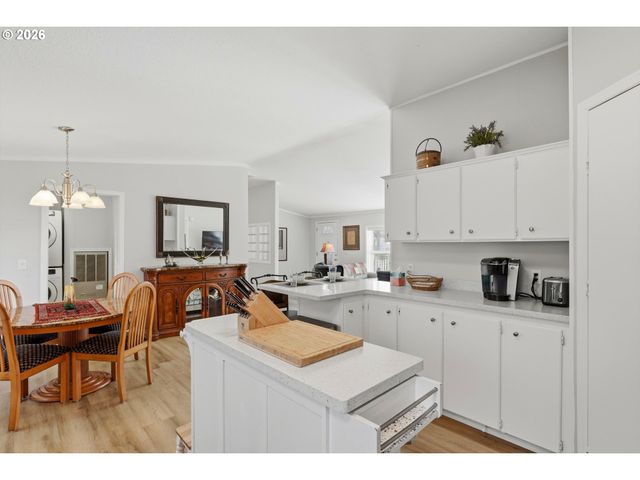 18345 Ne GLISAN St, Portland, OR 97230