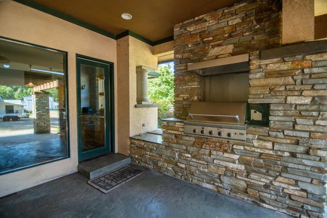 2440 Hugo Road, Merlin, OR 97532