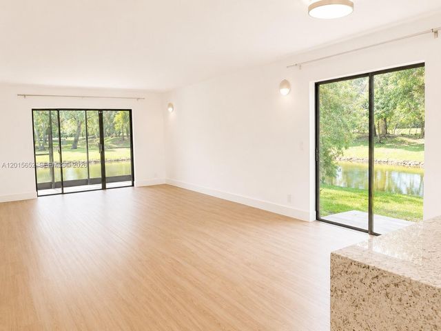 439 Lakeview Dr 106, Weston, FL 33326