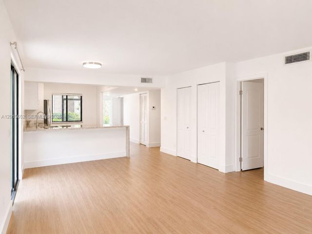 439 Lakeview Dr 106, Weston, FL 33326