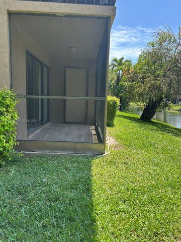 439 Lakeview Dr 106, Weston, FL 33326