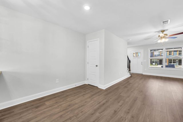 145 Quarry Point Dr, Clarksville, TN 37043