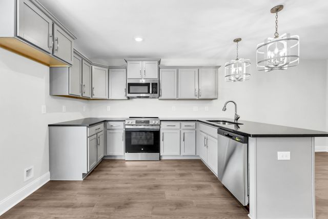145 Quarry Point Dr, Clarksville, TN 37043