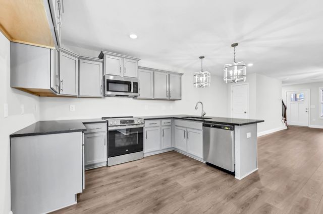145 Quarry Point Dr, Clarksville, TN 37043