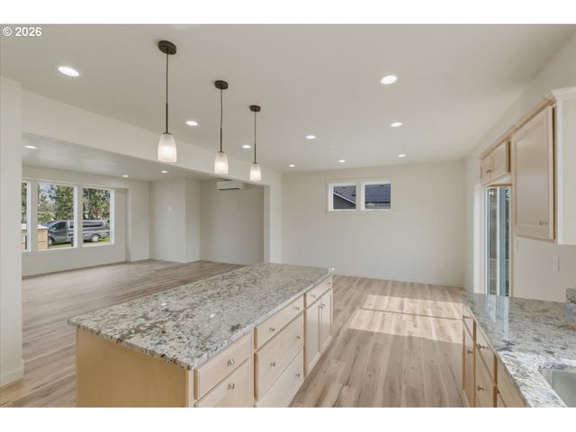 371 E 2ND Ave, Junction City, OR 97448