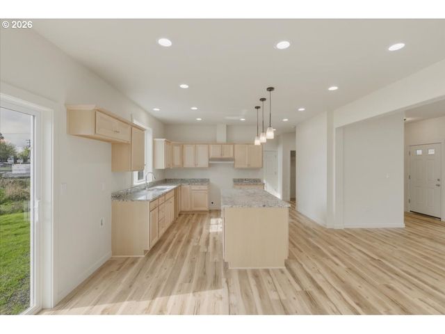 371 E 2ND Ave, Junction City, OR 97448
