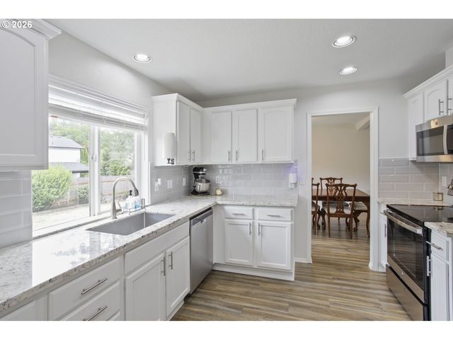 18137 GREY Ave, Sandy, OR 97055