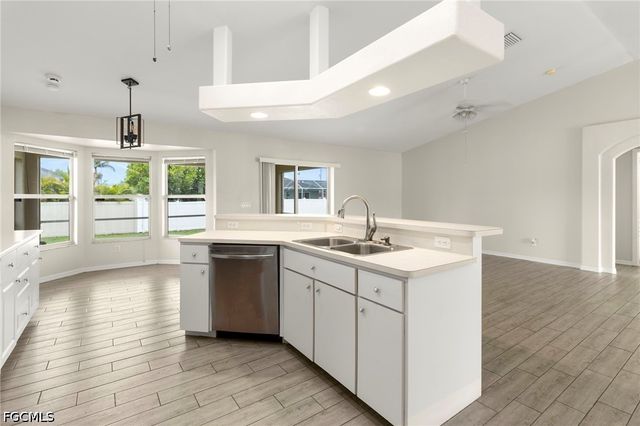 1810 SW 22nd TER, Cape Coral, FL 33991