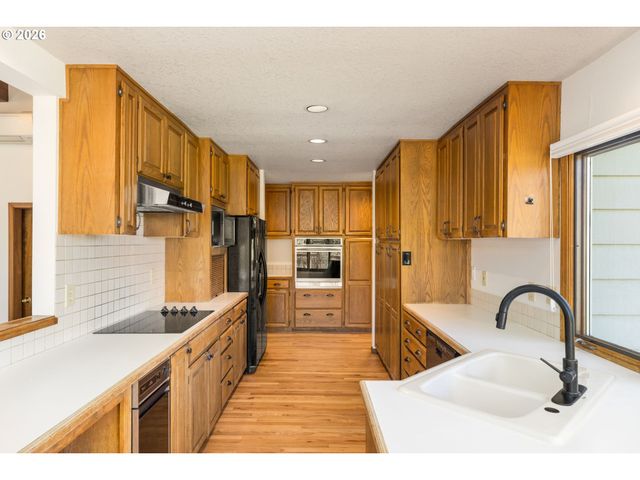 13755 Nw BURTON St, Portland, OR 97229