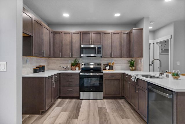 306 N Viewmont Ct, Greenacres, WA 99016