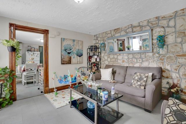 1584 Dwight St, Springfield, MA 01107