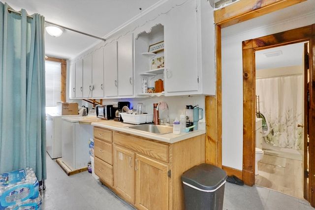 1584 Dwight St, Springfield, MA 01107