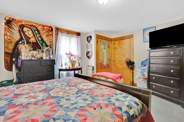 1584 Dwight St, Springfield, MA 01107