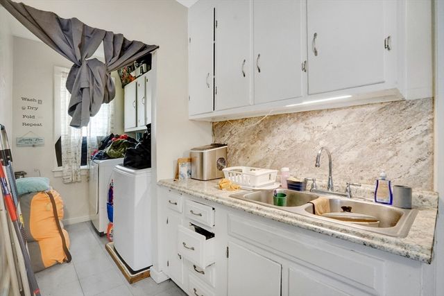 1584 Dwight St, Springfield, MA 01107