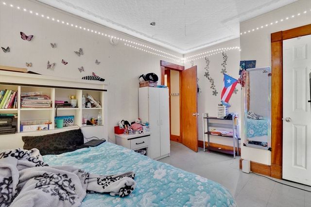 1584 Dwight St, Springfield, MA 01107