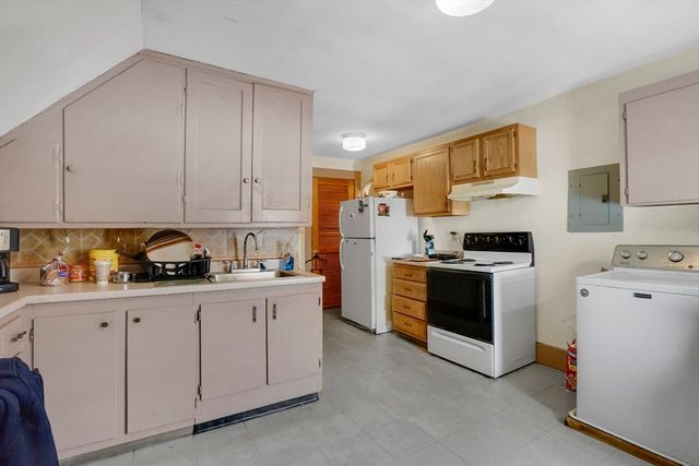 1584 Dwight St, Springfield, MA 01107