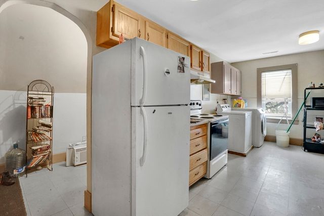 1584 Dwight St, Springfield, MA 01107