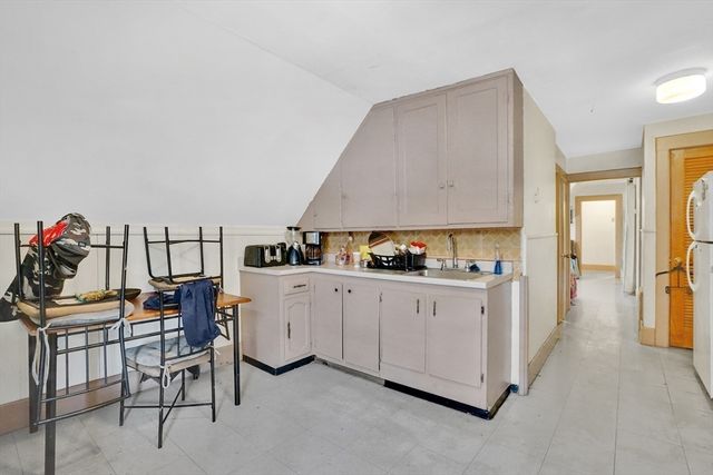 1584 Dwight St, Springfield, MA 01107