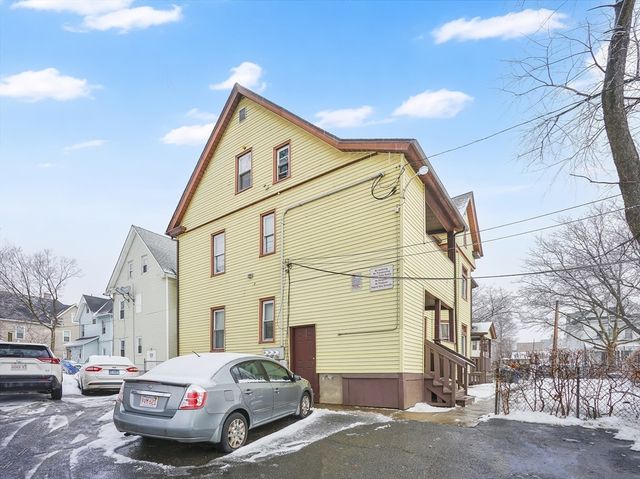 1584 Dwight St, Springfield, MA 01107