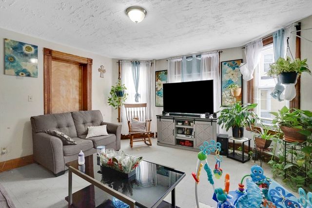 1584 Dwight St, Springfield, MA 01107