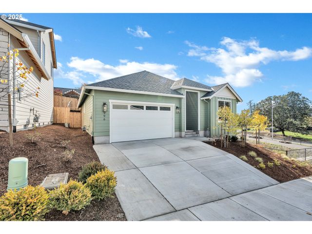 996 E RORK Ct, Newberg, OR 97132