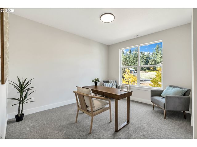 996 E RORK Ct, Newberg, OR 97132