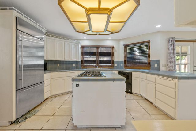 144 E Parkview Avenue, Visalia, CA 93277