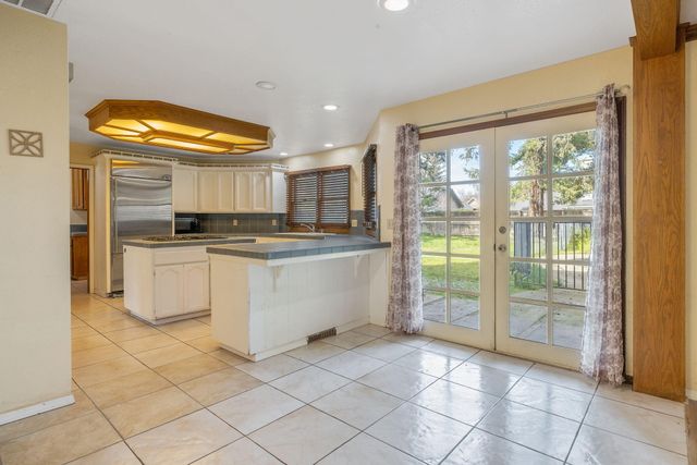 144 E Parkview Avenue, Visalia, CA 93277