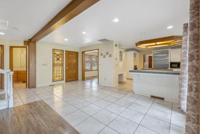 144 E Parkview Avenue, Visalia, CA 93277