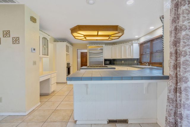 144 E Parkview Avenue, Visalia, CA 93277