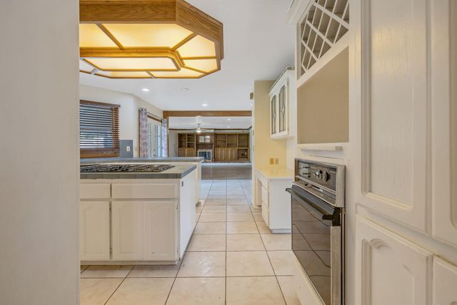 144 E Parkview Avenue, Visalia, CA 93277