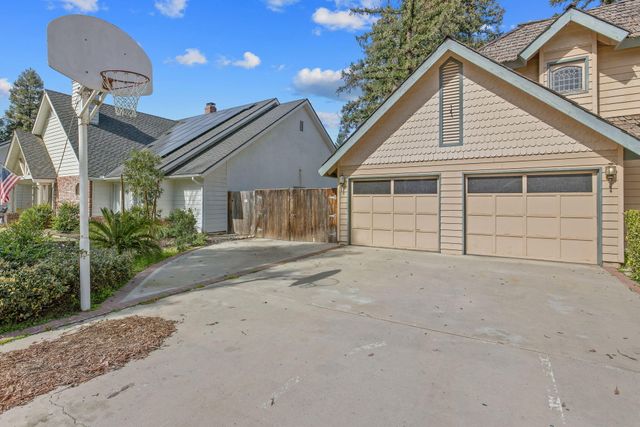 144 E Parkview Avenue, Visalia, CA 93277