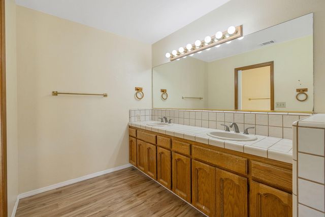 144 E Parkview Avenue, Visalia, CA 93277