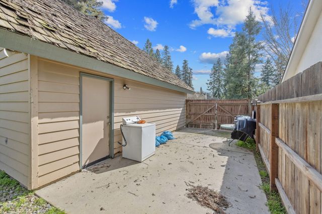 144 E Parkview Avenue, Visalia, CA 93277