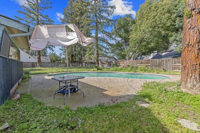 144 E Parkview Avenue, Visalia, CA 93277