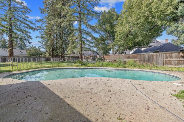 144 E Parkview Avenue, Visalia, CA 93277