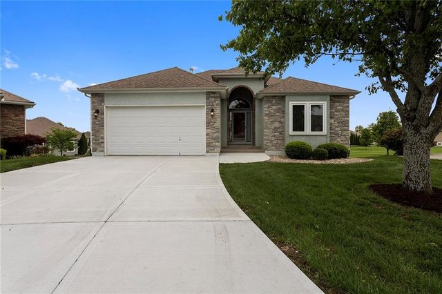 901 SW Olympia Court, Lee's Summit, MO 64082