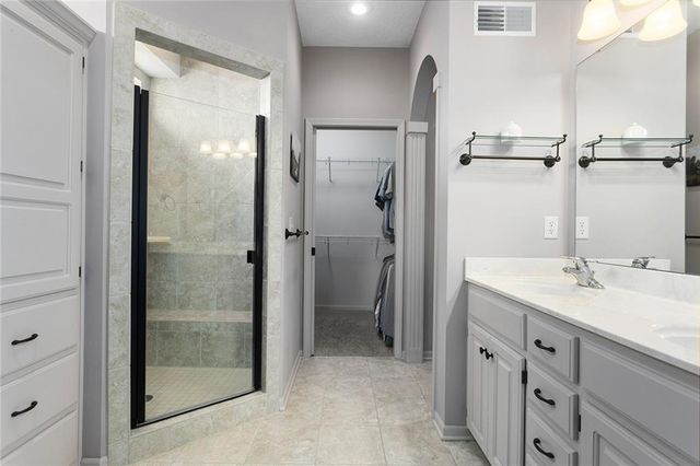 901 SW Olympia Court, Lee's Summit, MO 64082