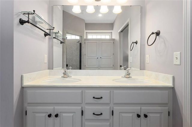 901 SW Olympia Court, Lee's Summit, MO 64082