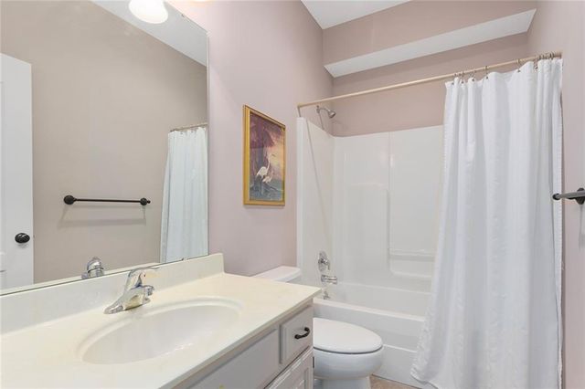 901 SW Olympia Court, Lee's Summit, MO 64082