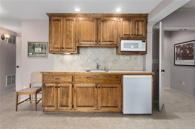 901 SW Olympia Court, Lee's Summit, MO 64082