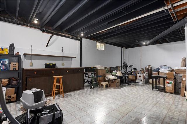 901 SW Olympia Court, Lee's Summit, MO 64082