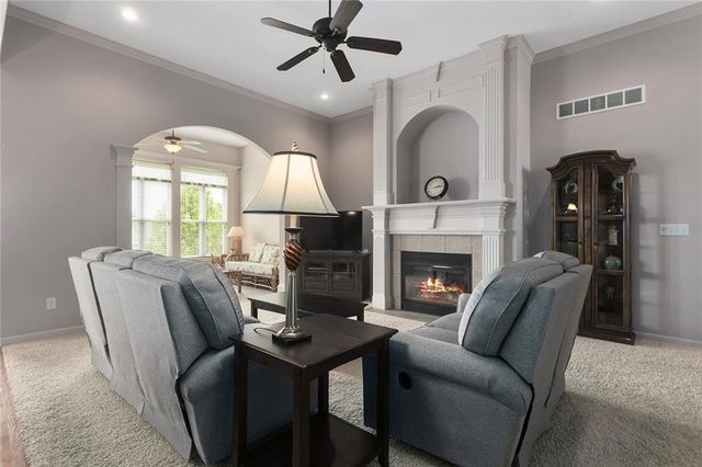 901 SW Olympia Court, Lee's Summit, MO 64082