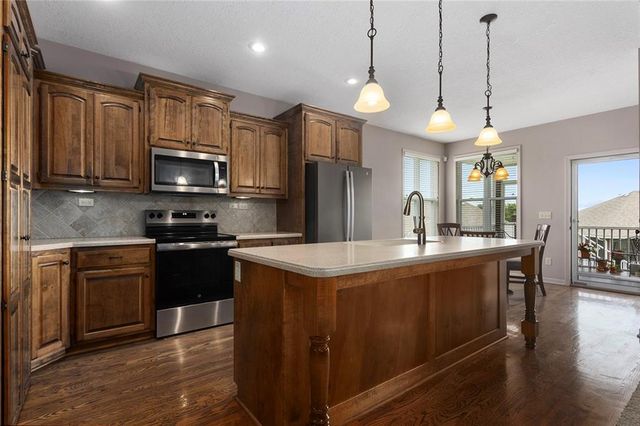 901 SW Olympia Court, Lee's Summit, MO 64082