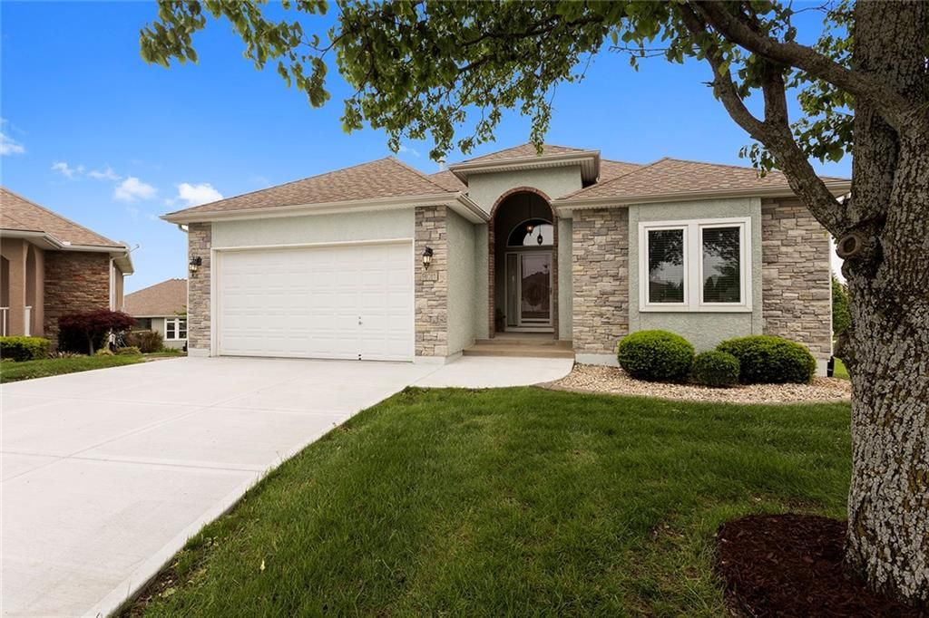 901 SW Olympia Court, Lee's Summit, MO 64082