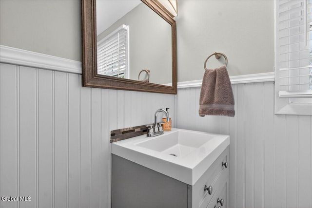 29 Hills Road, Malta, NY 12019